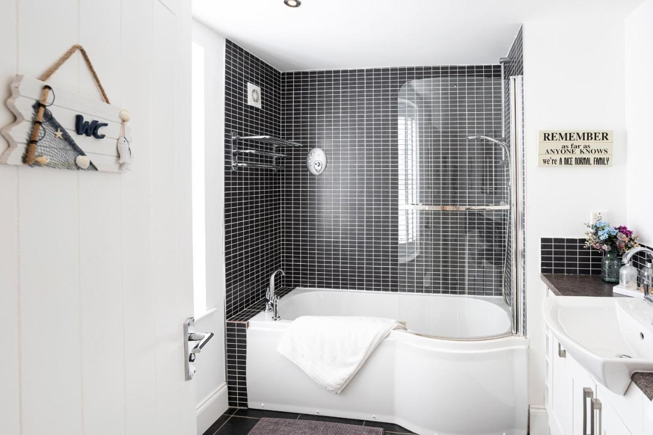 Finest Retreats - Lighthouse Cottage Rampside エクステリア 写真